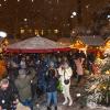 Eingebettet in die Kulisse des charismatischen Kurhauses verleiht dem Gögginger Weihnachtsmarkt einen märchenhaften Charme - Winterzauber inklusive.