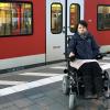 Jana Zimmermann sitzt im Rollstuhl und möchte trotzdem Bahn fahren. Kling einfach, ist aber viel schwieriger, als man denkt. 	