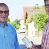 Stromsparende LED-Technik für Binswangen: Bürgermeister Anton Winkler und Wolfgang Spoo, Leiter der LVN-Betriebsstelle Wertingen. 