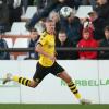 Dortmunds Neuzugang Erling Haaland schaut auf den Ball.