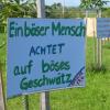 Mit zahlreichen plakativen Bibelsprüchen vor dem Gelände in Klosterzimmern appellieren die Zwölf Stämme gegen Gerüchte und Vorurteile, bevor das Gericht entschieden hat.  

