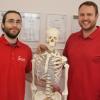 Mit 21 Jahren gründete David Schmunk (rechts) seine eigene Physiotherapie-Praxis in Wertingen. Seit diesem Jahr betreibt er auch das ehemalige „RehaMed“ in Dillingen. Einer seiner Mitarbeiter ist Thomas Spannberg (links).