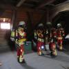 Mit Atemschutzausrüstung gingen die Rettungskräfte im gewaltigen Dachstuhl der Klosteranlage vor. 
