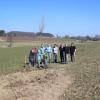 Die Ortsgruppe des Bund Naturschutz in Dinkelscherben hat bei Fleinhausen neue Bäume und Sträucher gepflanzt.  	