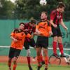 Die Lufthoheit hat hier der FC Maihingen (in orangefarbenen Trikots). Von links: Nikos Singer, Stefan Neuwirt, Dominik Götz, Fabian Chlebisz. 	