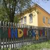 Die Kindertagesstätte „Farbenfroh“ in Hurlach muss dringend erweitert und der Brandschutz im Gebäude optimiert werden.