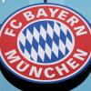 Das Logo von Bayern München ist zu sehen.