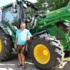 Stolz zeigt Stephan Finkenzeller seinen neuen Traktor, der erst seit kurzem auf dem Hof ist.