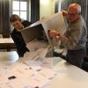 Gemeinsam mit Kühbachs Geschäftsstellenleiter Friedrich Schäffler leerte Wahlvorsitzende Miriam Lemke im Rathaus die Urne mit den Briefwahlunterlagen aus. 	