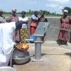 So sehen die Brunnen aus, die der Verein KfBiA – Königsbrunn fördert Brunnenbau in Afrika unterstützt.  	