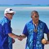Australiens Premier Anthony Albanese (l.) und Kausea Natano, Premierminister von Tuvalu, beim  Pazifik-Insel-Forum in Aitutaki.