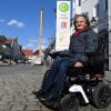 Doris Schwarz wartet auf dem Günzburger Markt auf den Bus – und dass alle Haltestellen so umgebaut werden, dass sie die Fahrzeuge mit dem Rollstuhl nutzen kann, ohne auf eine Rampe oder Ähnliches angewiesen zu sein. Mitunter sei der Abstand zwischen Bus und Bordstein zu groß für einen barrierefreien Einstieg. 	