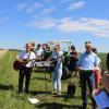 Ein Erntebittgottesdienst hat am Sonntag in Birkhausen stattgefunden. Pfarrer Klaus Haimböck von der evangelisch-lutherischen Kirchengemeinde Ehringen-Wallerstein (links) und Elke Prügel, LoGo-Chorleiterin Baldingen, spielen und singen ein Lied vor dem Weizenfeld.