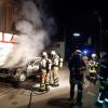 Die alarmierten Feuerwehren löschten einen Autobrand am Samstag in Kettershausen. 		