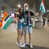 Reka und ihr Freund Szeverin sind beim EM-Spiel zwischen Deutschland und Ungarn dabei. Die beiden sind aus Ungarn angereist, sie tragen Ungarn-Fahnen und Regenbogenfahnen.