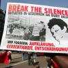Demonstranten wenden sich am 07.09.2006 in Dessau gegen die ihrer Meinung nach schleppende Aufklärung des Feuertodes des Asylbewerbers Oury Jalloh aus Sierra Leone., dpa
