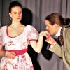 Frau von Erbsenstein (Simone Krischke) und ihr Verlobter Herr von Gigl (Nikodemus Drost) sollen die Ehe schließen – nur eine der beiden Figuren scheint nicht so recht zu wollen. Im Stadttheater Weißenhorn konnte das Publikum „Das Mädl aus der Vorstadt“, eine Posse von Johann Nepomuk Nestroy, erleben. 	