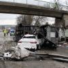 Einsatzkräfte stehen neben den Unfallfahrzeugen auf der A8.