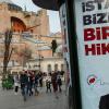 Hand aufs Herz: Präsident Erdogan wirbt mit seinem Konterfei vor der Hagia Sophia für seine Regierungspartei AKP. 