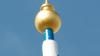 Eine vergoldete Edelstahl-Kugel krönt der Königsbrunner Maibaum.