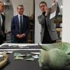 In München wurden die Funde aus Nordendorf präsentiert: (rechts) Ruth Sandner vom Landesamt für Denkmalpflege und (Mitte) Wissenschaftsminister Bernd Sibler.