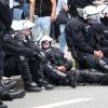 Völlig erledigt: Polizisten ruhen sich am Rande der Demonstration "Grenzenlose Solidarität statt G20" aus.