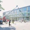 Mit Drehleitern rückten die Feuerwehren an, um den Brand auf dem Neubau des Landratsamtes in der Krankenhausstraße in Günzburg unter Kontrolle zu bekommen.  