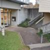Der Zugang zum Hallenbad in Harburg soll barrierefrei ausgebaut werden. Das plant die Stadt. Bislang ist das Bad im Untergeschoss der Schule nur über Treppen zu erreichen.