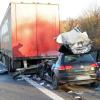 Mit hoher Geschwindigkeit und ungebremst ist auf der A7 zwischen Diemannsried und Bad Grönenbach ein Pkw ins Heck eines Lastzuges geprallt. Der Pkw-Fahrer wurde dabei schwer verletzt