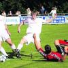 Mit vereinten Kräften besiegte der BC Adelzhausen (in Weiß) den TSV Gersthofen 2 (in Rot) und bleibt damit in der Tabelle oben dabei. Foto: Rummel