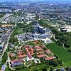 In der Bildmitte ist die Uniklinik und die Baustelle für den Medizincampus zu erkennen (rechts im Bild), im Vordergrund steht das Bezirkskrankenhaus. Ein Neubau müsste wohl auf den Feldern und im Park des Klinikums (unten rechts im Bild) entstehen. 