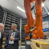 Ministerpräsident Winfried Kretschmann mit Prof. Markus Hölzle, Vorstandsmitglied und Leiter des ZSW in Ulm. Der Roboter ist zuständig für die Zell-Formation.