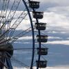 Ein Riesenrad steht auf der Theresienwiese.