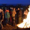 Bauern haben am Freitagabend auf einem Feld zwischen Lauingen und Dillingen Mahnfeuer  entzündet. 