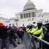 Unterstützer des US-Präsidenten Trump versuchen eine Absperrung vor dem Kapitol in Washington zu durchbrechen. Wegen der Proteste wurden die Kongresssitzungen unterbrochen.