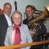 Vorsitzender Armin Gaurieder (links) und Musikschulleiter Robert Kraus ehrten Schatzmeisterin Maria Vogel für 40 Jahre Treue zur Musikschule Gersthofen.