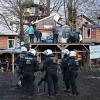 In den Baumhäusern harren am Donnerstag in Lützerath noch zahlreiche Aktivisten aus. 