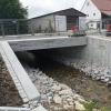 Die neue Brücke über die Ecknach in Adelzhausen wird Mitte kommender Woche für den Verkehr freigegeben.