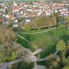 Das Freizeitgelände am Badanger wird von der Bevölkerung gut angenommen.  Im Sommer findet am Zugang von der Josef-Scherer-Straße aus der beliebte Meringer Biergarten statt (Bereich links im Bild).  Dieser sorgt nun für Diskussionen.