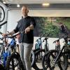 Florian Münch von "Bikeoholics" zeigt ein "Light-E-Bike":  Die neuen Räder wiegen nur 17 bis 18 Kilo anstatt der üblichen 20 bis 24 Kilo. Sogar der Sattel lässt sich per Handdruck einfach versenken.