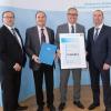 Dr. Guido Weißmann, Bayern Innovativ (Projektträger), Bernhard Schinzel, Geschäftsführer Stadtwerke Gersthofen, Erster Bürgermeister Michael Wörle und Bayerns Wirtschaftsminister Hubert Aiwanger bei der Übergabe der Förderurkunde. 	