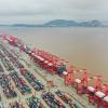Nichts geht mehr: Im größten Frachthafen der Welt in Shanghai stauen sich derzeit etwa 300 Containerschiffe.