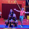 Daniel Spindler (hier mit Artistinnen und Artisten der Grundschule Waldstetten) hat ein Konzept entwickelt, Kindern spielerisch den Zirkus nahezubringen.