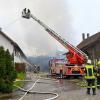 Ein großes Aufgebot an Einsatzkräften kämpft gegen die Flammen an einem landwirtschaftlichen Anwesen in Scheuring. Das Wohnhaus konnte bisher geschützt werden.