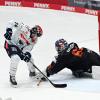 Kein Vorbeikommen: Hier scheitert Travis St. Denis an Frankfurts Torhüter Július Hudácek, der sein Debüt feierte. Am Ende musste sich der ERC Ingolstadt mit 2:3 geschlagen geben. Foto: Jan Huebner 