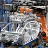 Roboter des Roboterbauers Kuka bauen im Ford-Werk in Köln eine Karosserie zusammen.