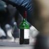 Ein 75-Jähriger ist am Dienstagabend in Augsburg mit Wein und Flasche auf einen Busfahrer losgegangen. Er landete in Polizeiarrest.