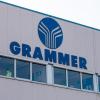 Das Logo von Grammer an einem Gebäude auf dem Werksgelände des Autozulieferers.