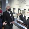 Bundespräsident Frank-Walter Steinmeier (M) und seine Frau Elke Büdenbender werden von Matthias Hass, dem stellvertretender Direktor im Haus der Wannsee-Konferenz, durch die dortige Dauerausstellung geführt.