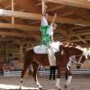 Rund 36 Mädchen und Jungs trainieren einmal pro Woche fleißig in der Reithalle der Pferdepension Sailer.